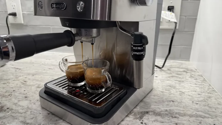Обзор кофемашины De'Longhi Linea Classic: доступное решение для начинающих кофеманов фото