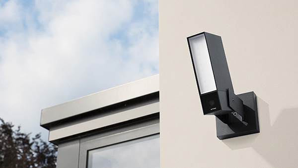 345877Legrand Netatmo — устройства для обеспечения безопасности дома: камера с сиреной, датчик дыма и умный дверной звонок