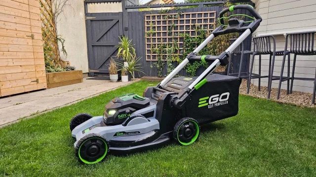 Обзор самоходной газонокосилки Ego Power+ LLM2236E-SP 55 см: стоит ли эта газонокосилка своих денег?